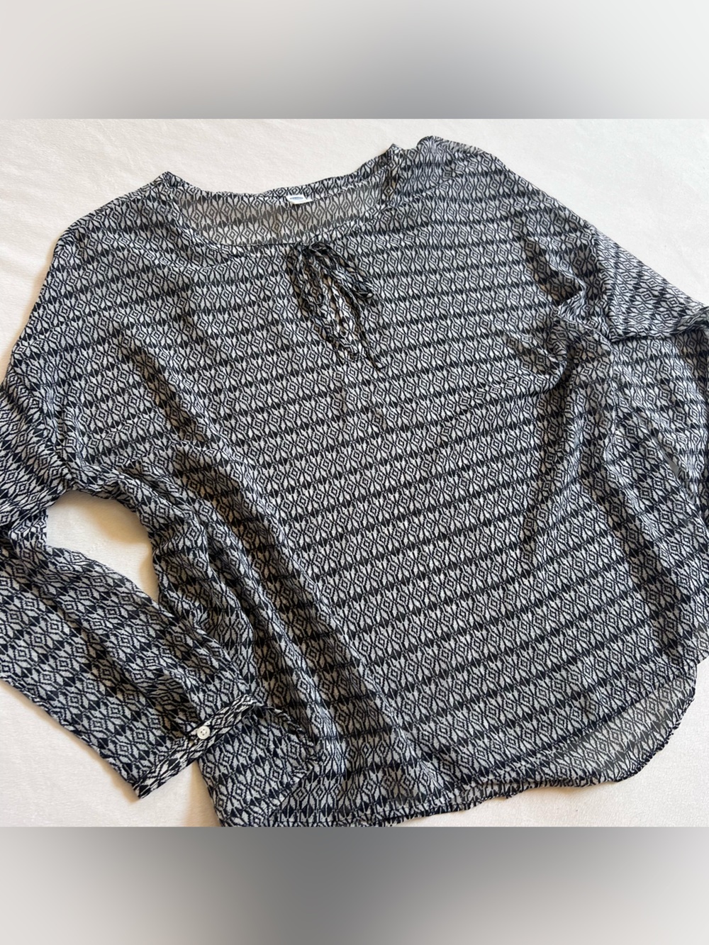 Old Navy Black and White Geometric Long Sleeve Blouse sheer lightweight flowy